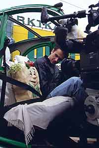 Puppenbau-Marktkauftuete mit Schauspieler im aufgetrennten Auto